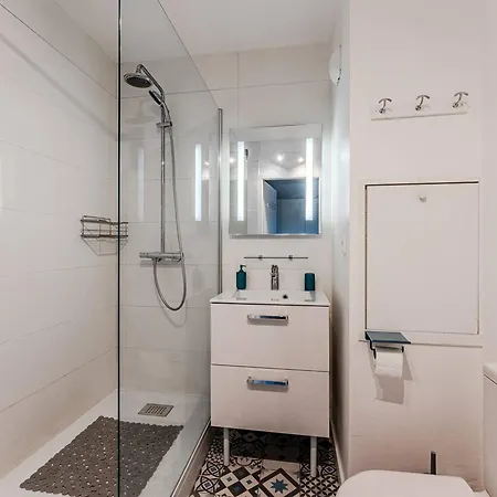 Pereire: T2 Face A La Avec Balcon Et Parking - Fr-1-433-150 Arcachon