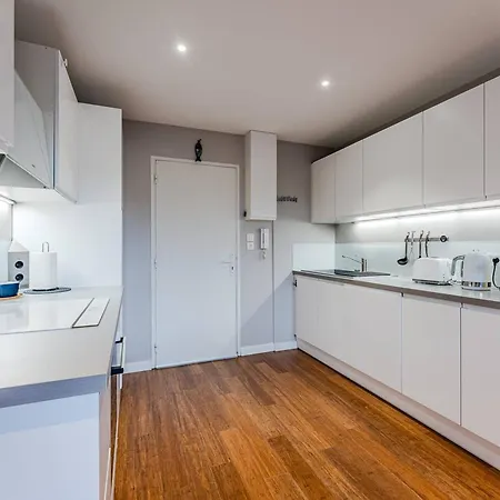 Pereire: T2 Face A La Avec Balcon Et Parking - Fr-1-433-150 Apartmán