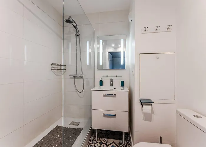 Pereire: T2 Face A La Avec Balcon Et Parking - Fr-1-433-150 Arcachon