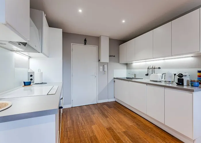 Pereire: T2 Face A La Avec Balcon Et Parking - Fr-1-433-150 Lejlighed
